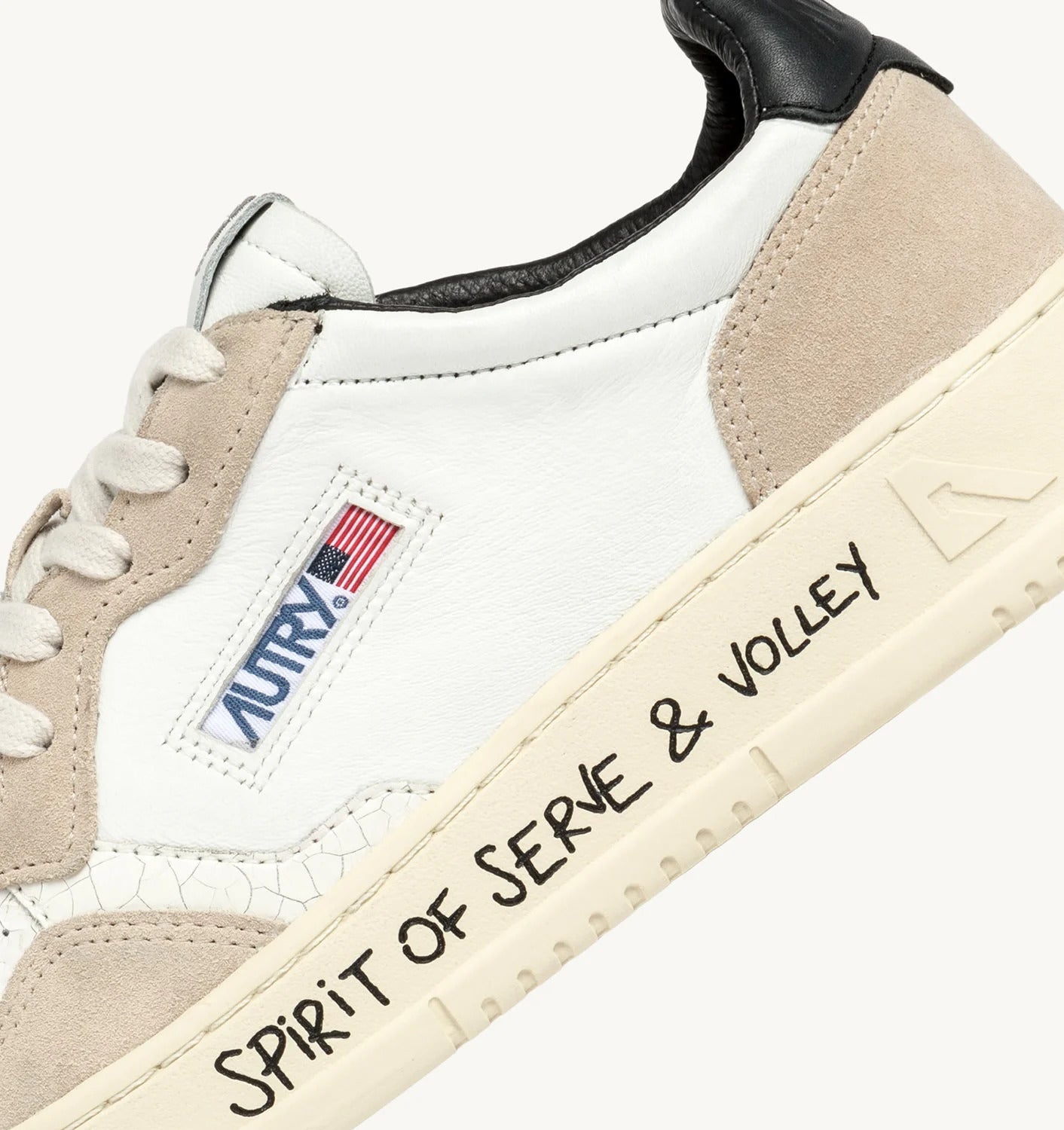 AUTRY AULW/VY02WHT/SND/BLK
